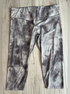 Women’s Size 3X Nike Gray Tie-Dye Capri Leggings